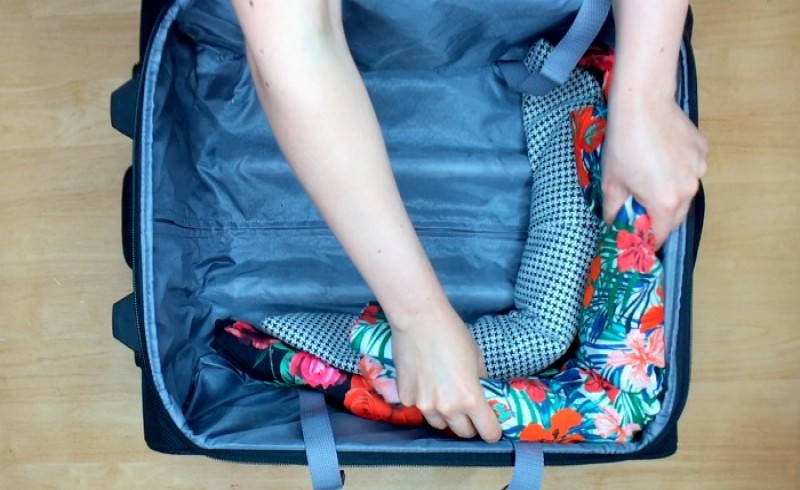 Cómo doblar vestidos para que no se arruguen en la maleta - Video CosmoTube  de COSMO